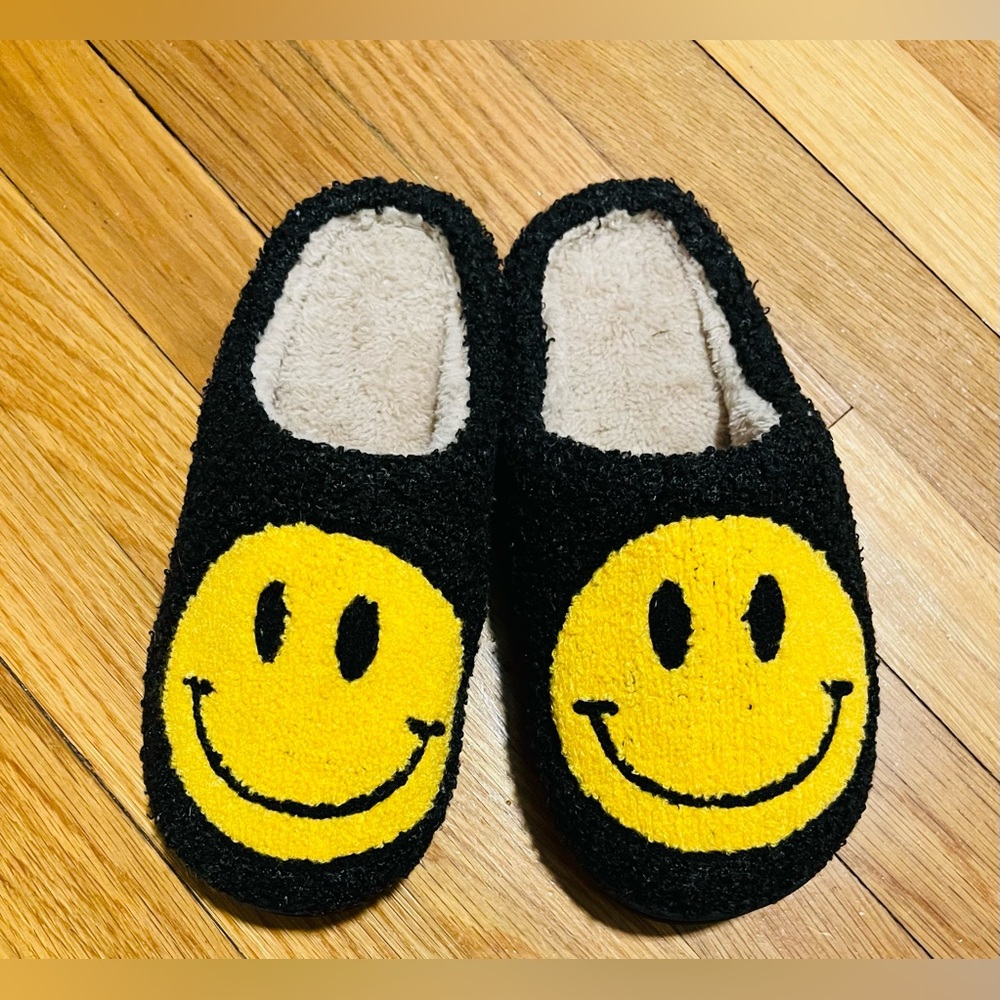 NWOT Smiley Face Slippers 😀 size 6.5/7
